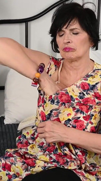 Tetajudys - 63letá zralá chlupatá GILF Minia masturbuje v posteli