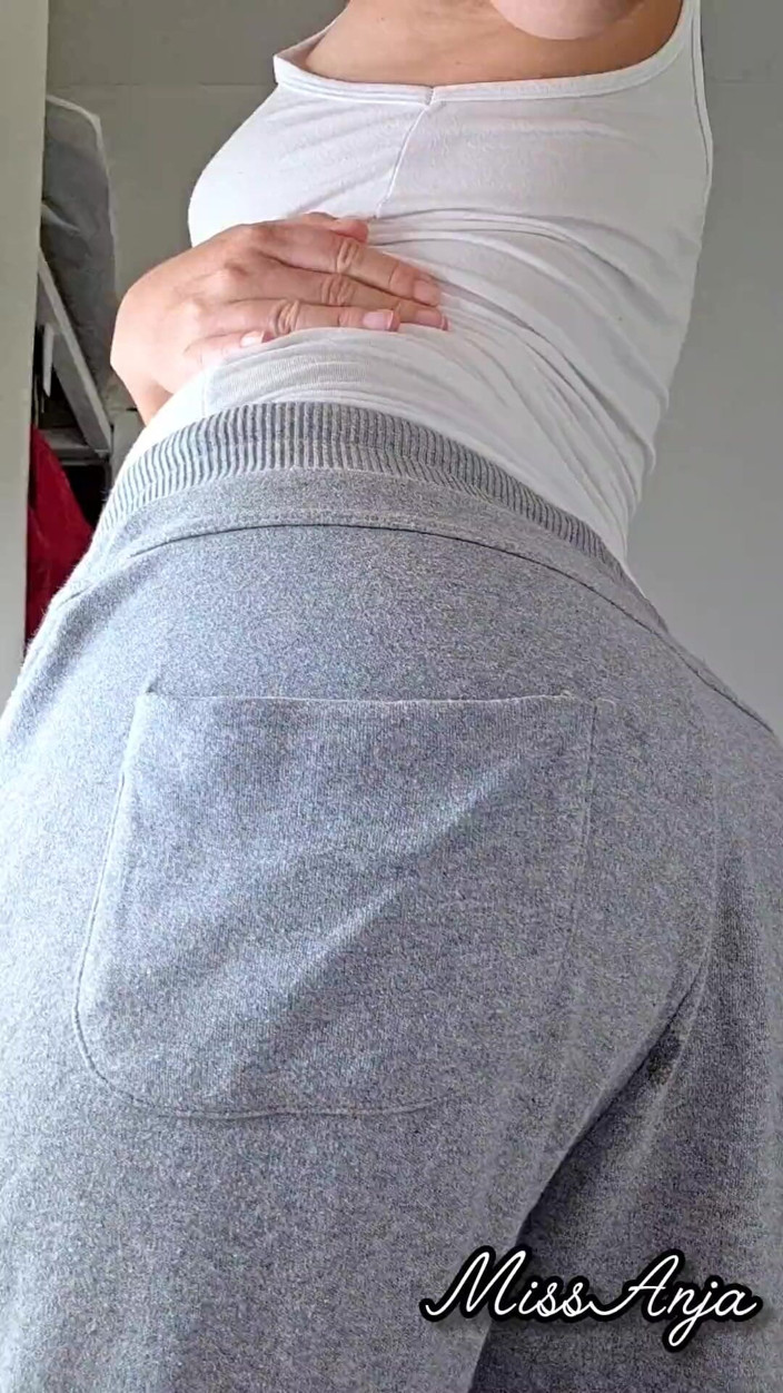MissAnja_FH: Aku sampai dengan keringat sambil pakai celana dalam abu-abu