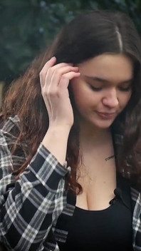 Gagică rusoaică dulce și țâțoasă care fumează țigară în natură