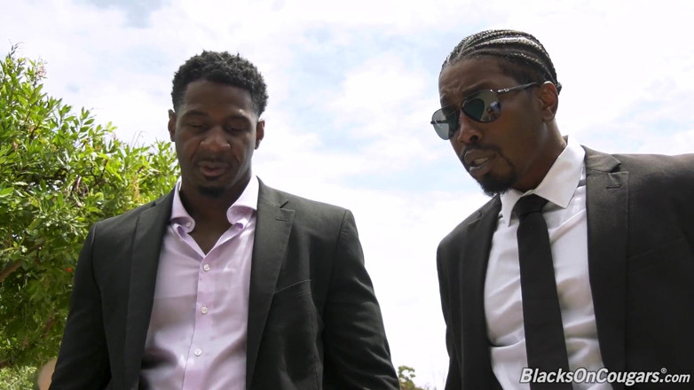Blacks On Cougars: Malibu Vice détruit sophia west la salope à grosse bite noire
