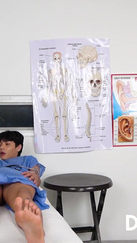 Bölüm 2: Dr. Kathy Lee Timmy'nin sert yarağını görüyor ve götünü sikmesine izin veriyor.