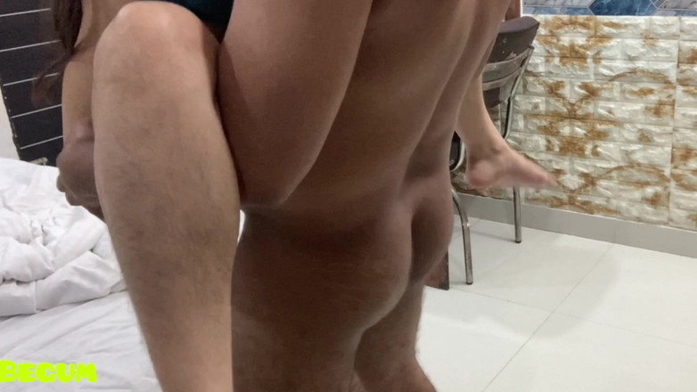 Rukshaar Begum: 집에서 혼자 있는 동안 따먹히는 핫한 이웃 밀프