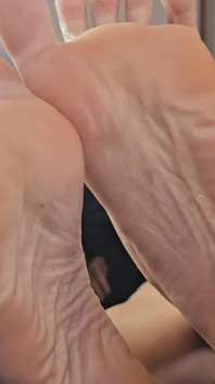 Casualmente adoração pés em meia arrastão e nu: POV gfe grandes pés e dedos longos adoração com conversa suja