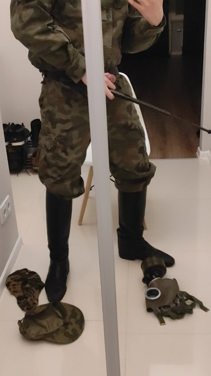 Gayfucker25: Bir asker askeri subay botlarıyla mastürbasyon yapıyor