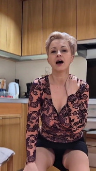 Tantejudys - Die Vollbusige Amateur-milf Wanilianna Kommt in Der Küche Aus