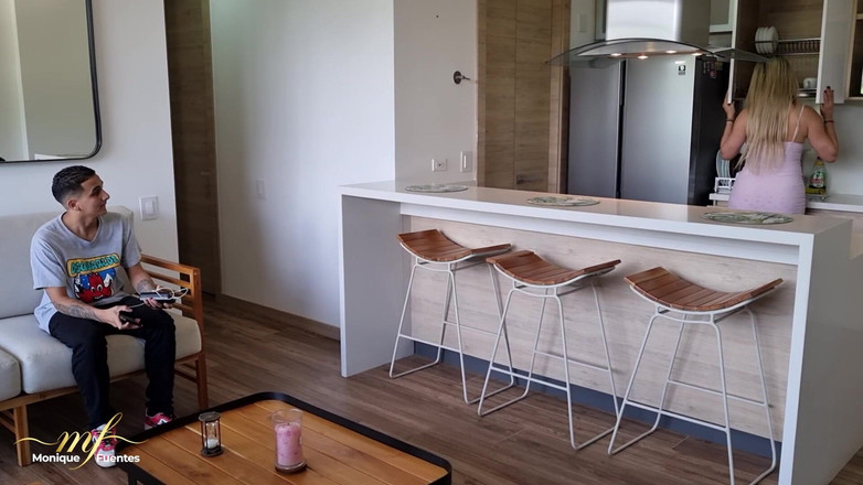 Monique Fuentes: 배다른 아들의 첫 섹스에 도움이 되는 밀프 - Monique Fuentes 그리고 Dani Clark