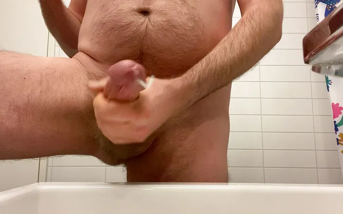 Beardedcummer: Nice cumshot from a hairy bear