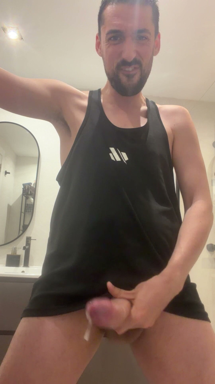 Liam Harding: Papi Maduro Se Pajea En Baño Público
