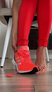 Gioco di scarpe e piedi sotto il tavolo