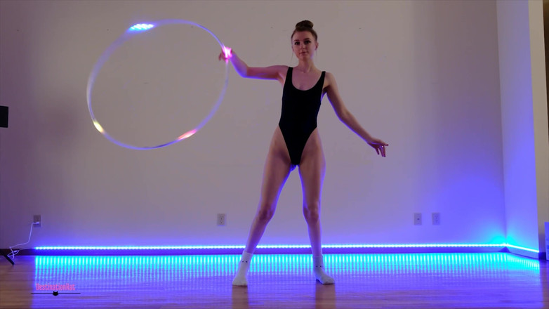 Destination Kat: Hula Hoop dansează și pozează fără sunet