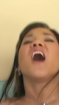 La teen kitty si fa sbattere forte la figa asiatica