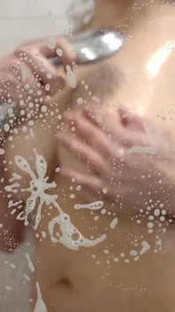 Spingere le tette nella porta di vetro