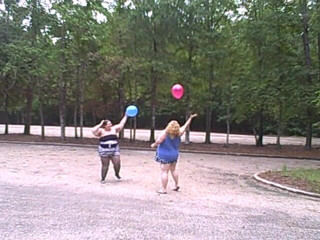 BBW nurse Vicki adventures with friends: Gordinhas garotas jogam bola de voleio com balões