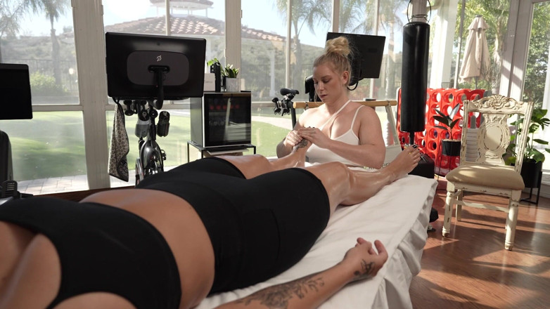 Talulah GG Strap On: MILF Urut strap-on seks dengan Liz Sylar