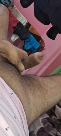 Desi üniversite öğrencisi yatakta mastürbasyon yapıyor, penisi çok güçlü ve kalın.