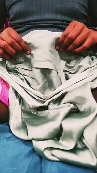 Porno de branlette en satin et soie - éjaculation sur un salwar vert et soyeux de bhabhi 82
