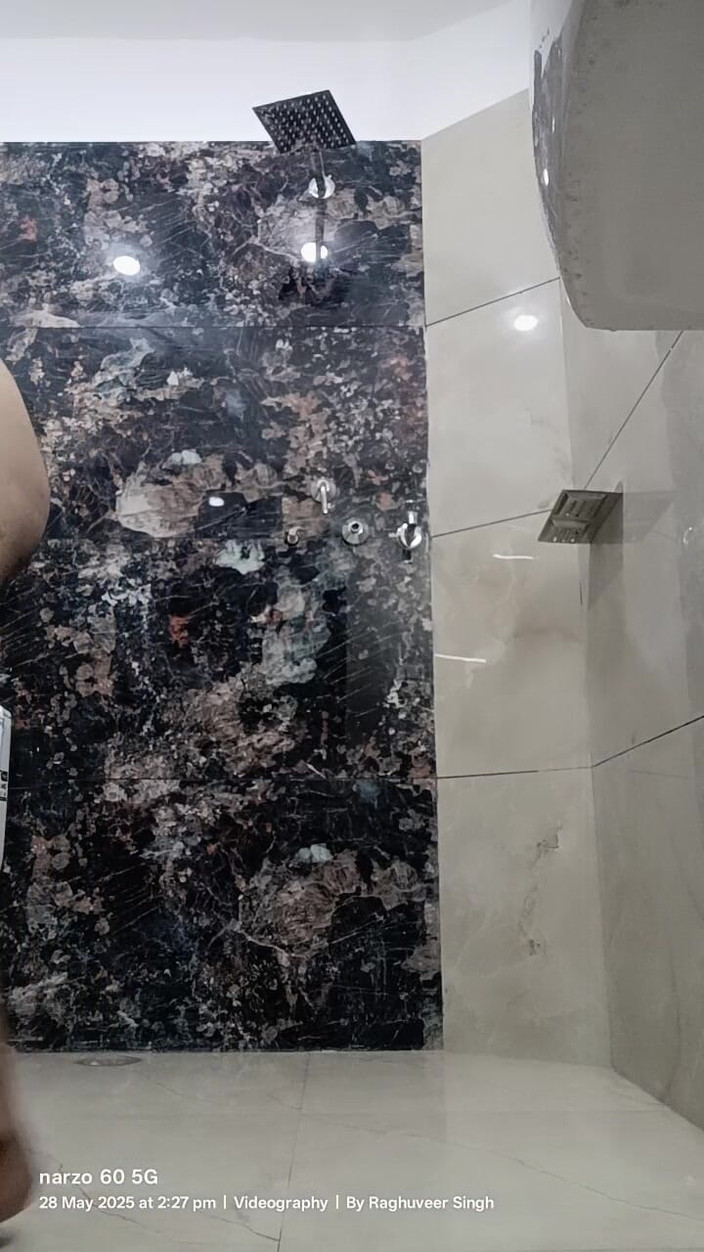 Rajasthani-old-lover: Masturbazione di un papà indiano in luogo pubblico