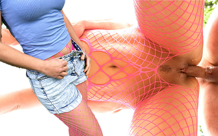 HappyWifeHappyLife25: Casalinga arrapata in mesh suite gode di sesso all'aperto pecorina...
