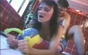 Backdoor sluts: Szczupła brunetka Elena zostaje zerżnięta przez twardego kutasa w wannie...