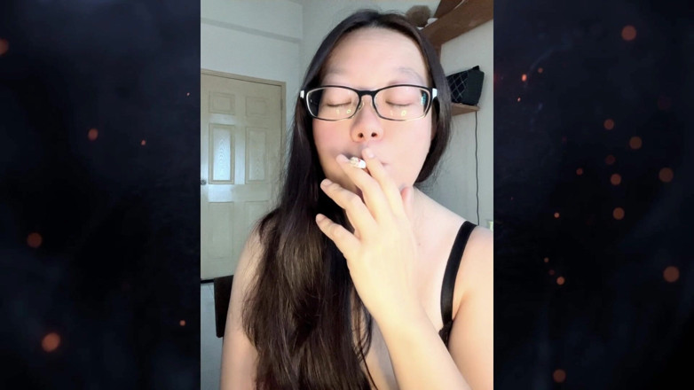 Smoking Asian: Darkside fumante asiática gooning chiando, tossindo, milf em topless convida...