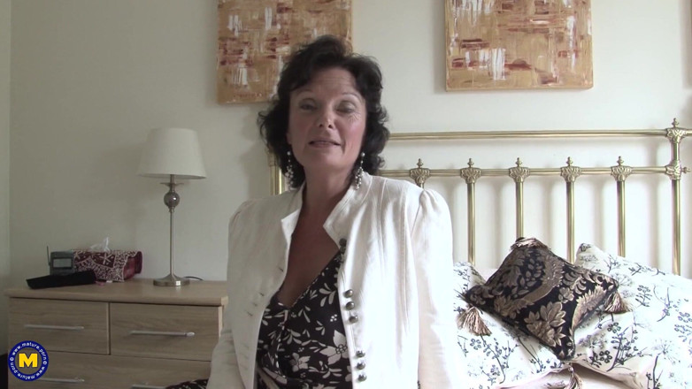 Mature Solo NL: Mature with big boobs is pleasing herself