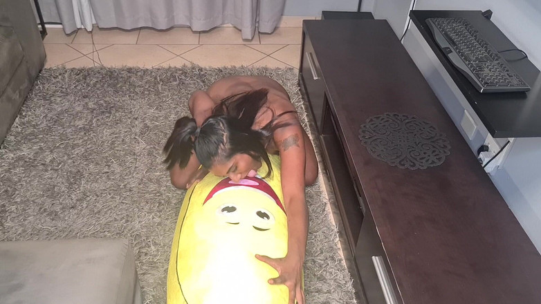 domslutfucker: Puta india tatuada folla un gran plátano en primer plano