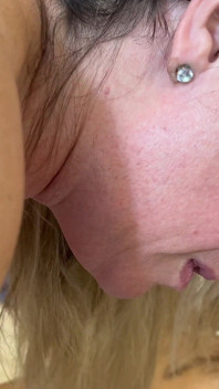 Blonďatá MILF stříká do zadku a kundičky během dvojité penetrace