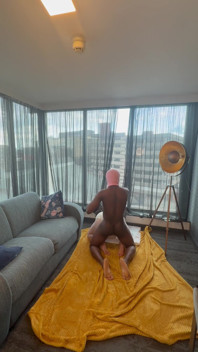 窓が見えるホテルの部屋で初めてのBBCとPOVセックス