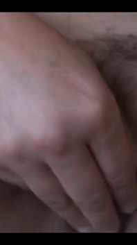 Enlève ta bite et me masturbe, je veux voir comment tu jouis, ma belle-mère gémit