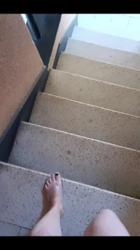 Jdem dolů po schodech do mého jasného želé Flipflops