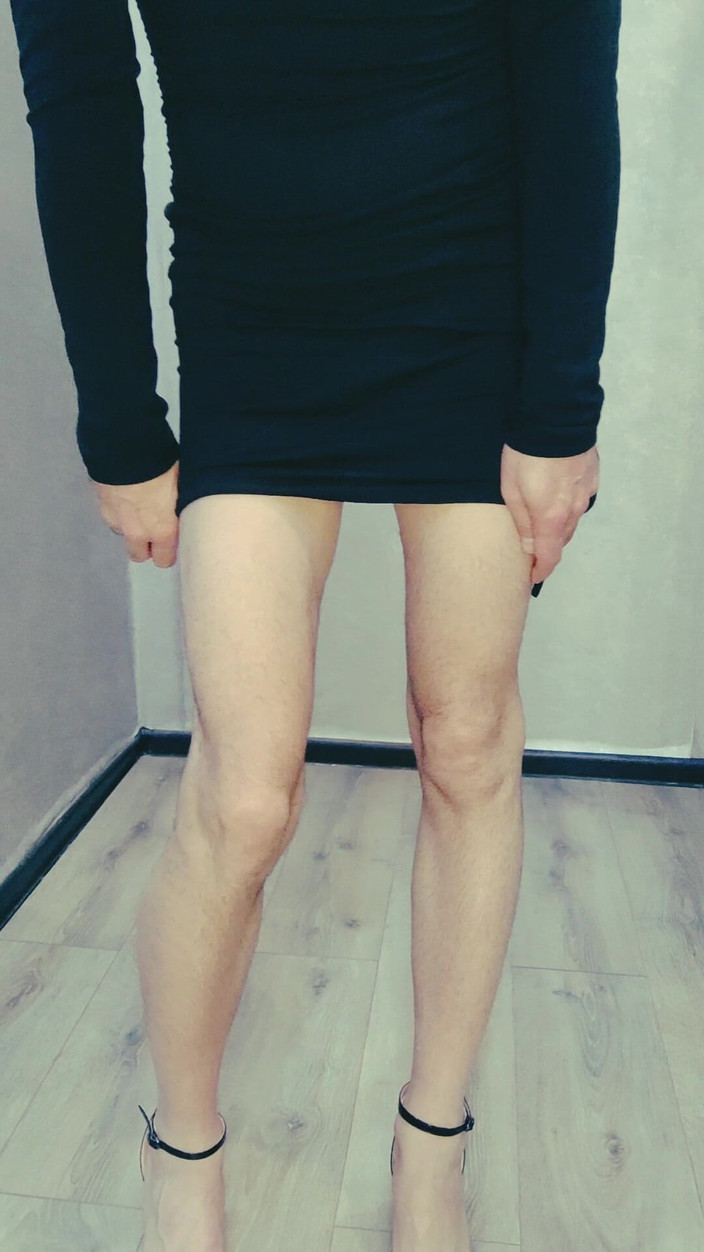 Lana Cross: Jag går ensam runt huset