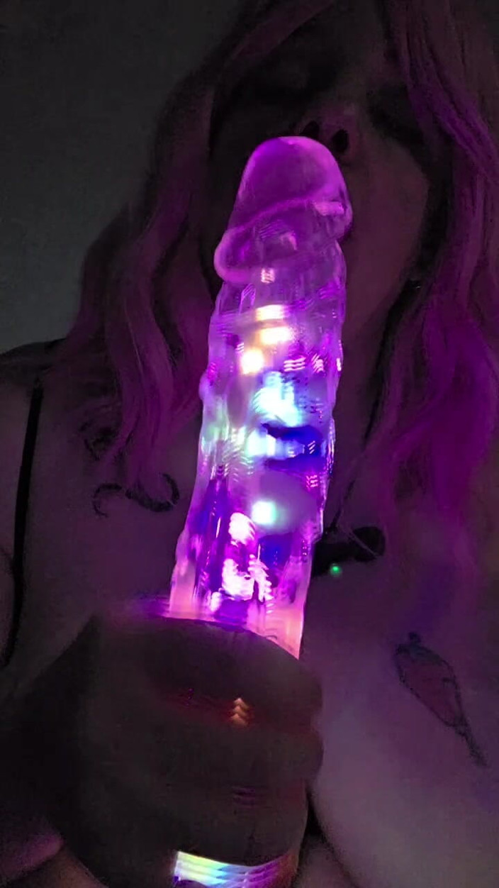 LustyPeachesofSin: Sugând vibratorul Meu Luminat