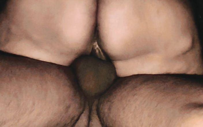 VICKY WOO: Knubbig fru knullad av man med fitta fingrar.