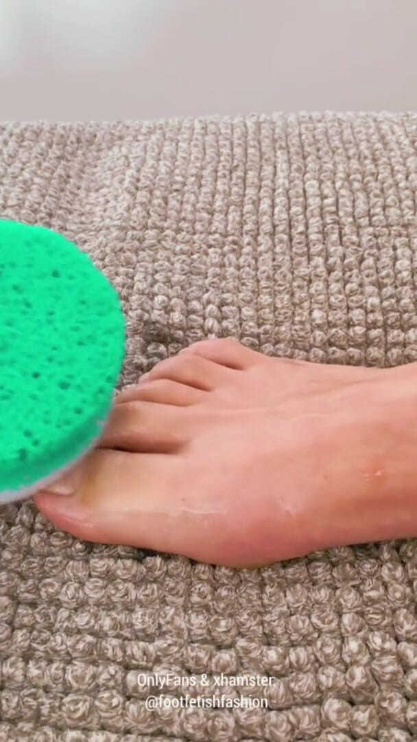 FootFetishFashion: My first massage with oil