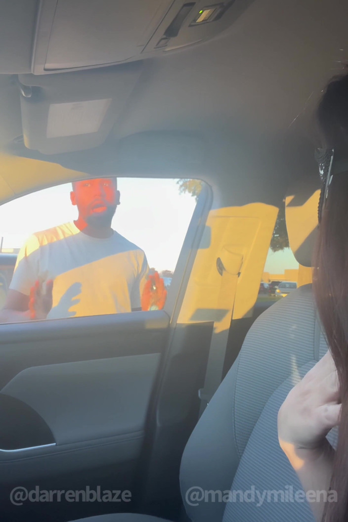 Darrenblazeent: Bláznivá dáma zasáhne moje auto, tak ji přinutím, aby mi...