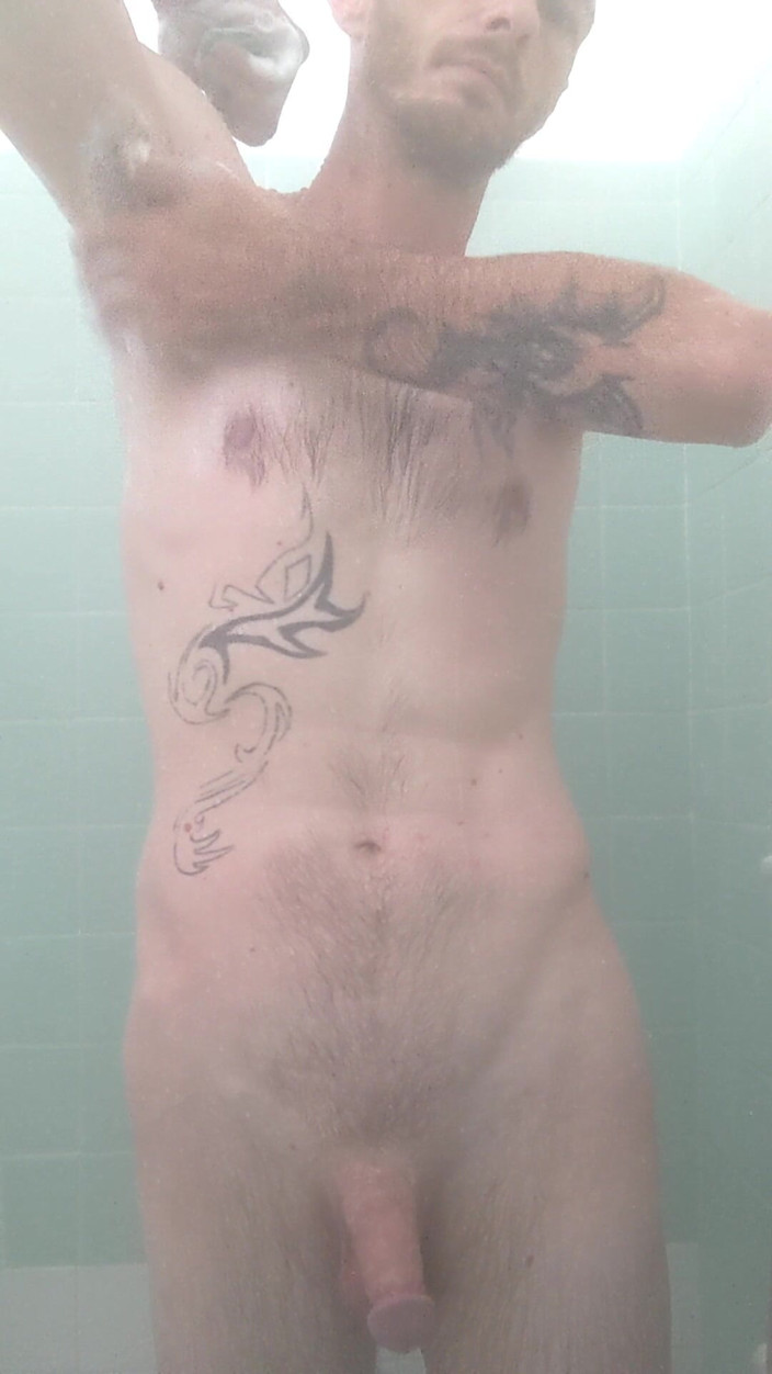 Codi Bonez: Prenons une douche sexy