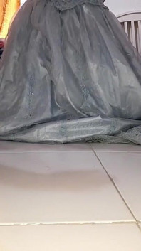 Un travesti asiatique jouit dans une robe de mariée en satin