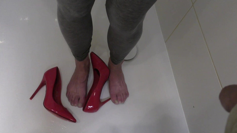 Aqua Pola: Čůral na můj zadek v legínách a chodidlech