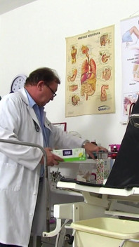 Gyno dewasa- dokter gyno kotor mengoperasi kamera dalam operasinya untuk merekam pasien telanjang