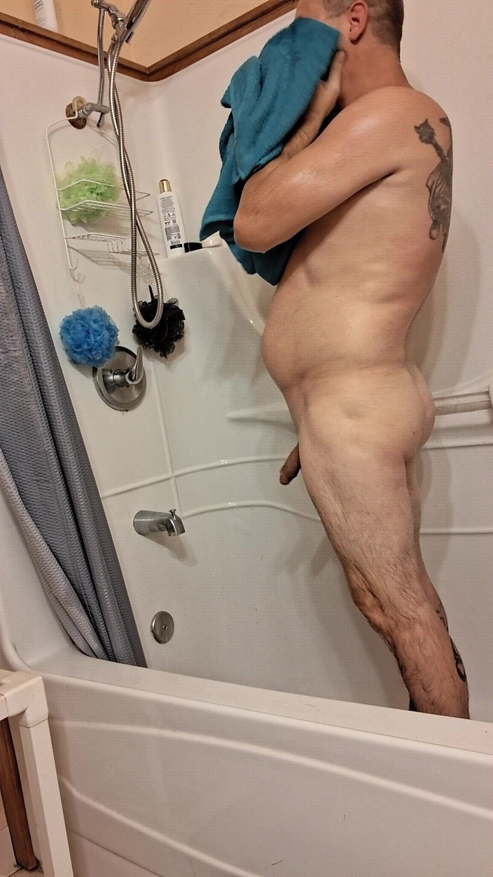 DubeSnackes: Dubesnackes, Montrant Son Temps, Savonner Et Caresser Son Corps Sexy.