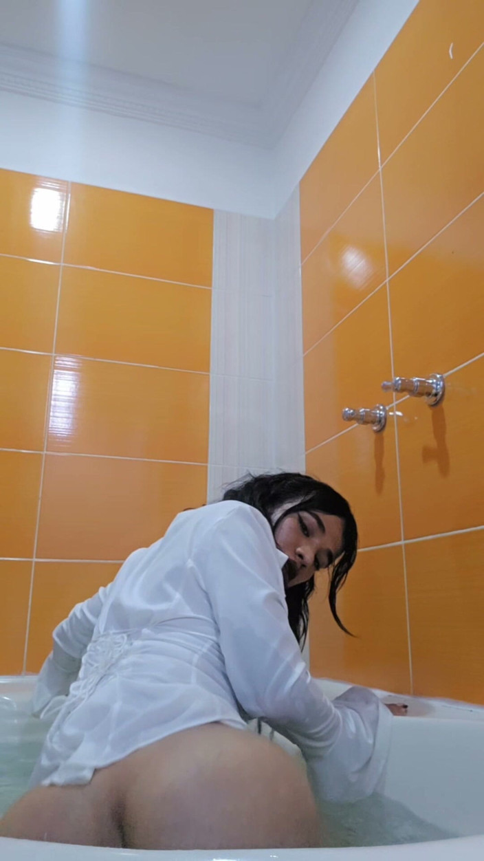 Melimejia: Brincando Com Meu Pau Grande E Duro Na Banheira