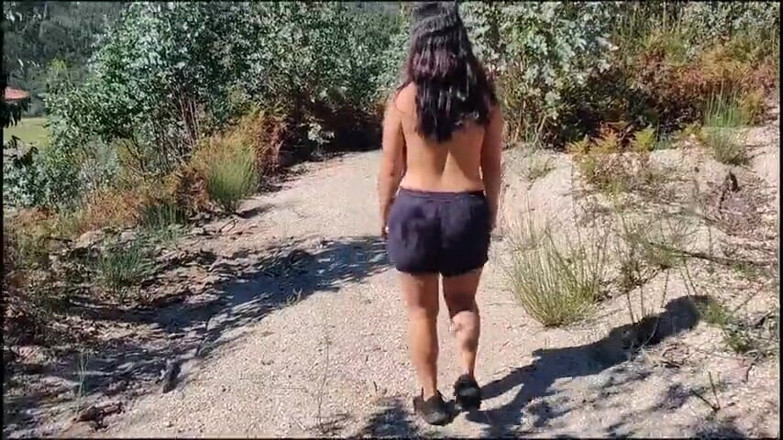 Miss Squirting: camminare nuda nei boschi