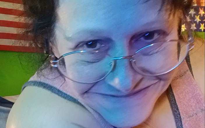 HerculesnVENUS: 当 noobes 观看最大的 O 她没有停止湿透时，那些热辣的游泳袜让她无法自慰，她不会后悔