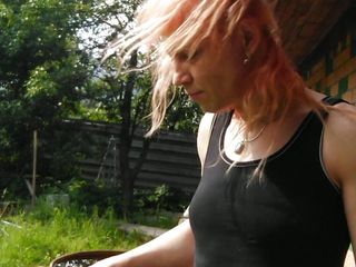 Alexa Cosmic: In kleren baad ik in een vat water. Wetlook in...