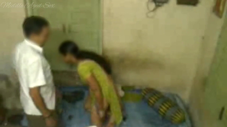 Middle Aged Sex: India real mucama lamiendo coño y sexo infiel