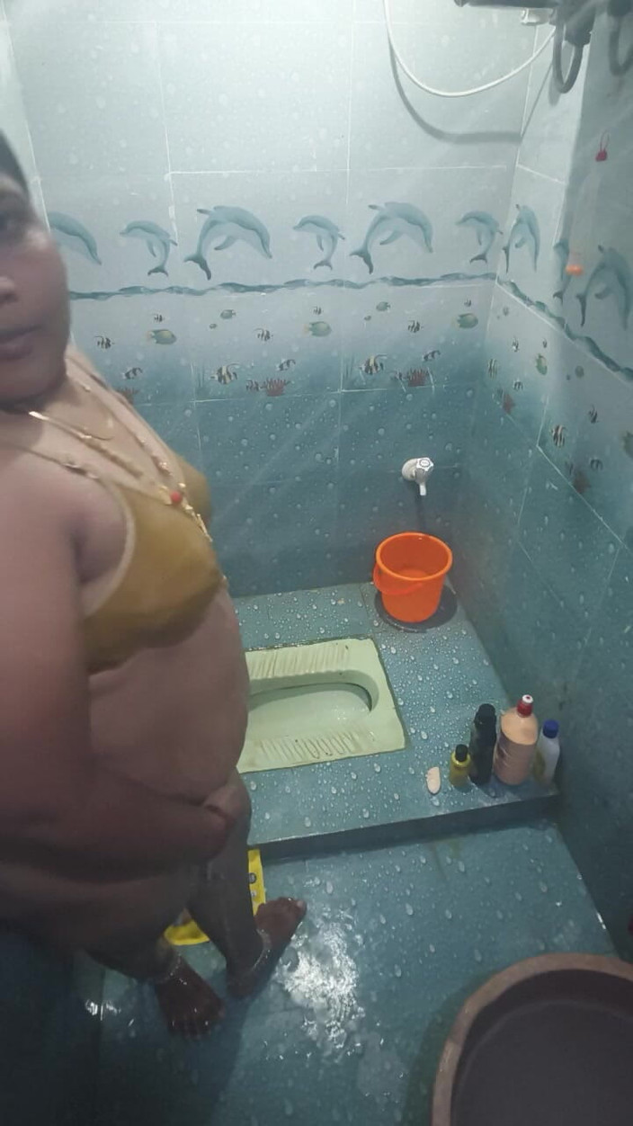 Susmitha2258: Wanita desi mandi