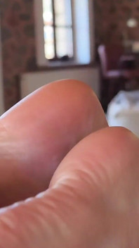 Footjob dengan kuku jari kaki merah