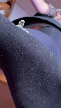 Ich weiß, dass du meinen leicht verschwitzten Nylonfuß mit einem exquisiten Geruch willst, der langsam auf dein gesicht fallen würde