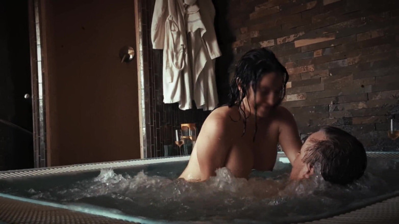 DedeDeville: Bella miLF arrapata scopata da sconosciuto nella jacuzzi vintage amamateur