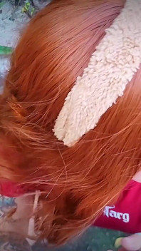 Krásná nespoutaná zrzka saje a dostane do úst